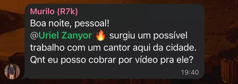 Print de Murilo pedindo orientação sobre quanto cobrar por vídeos para um cantor.